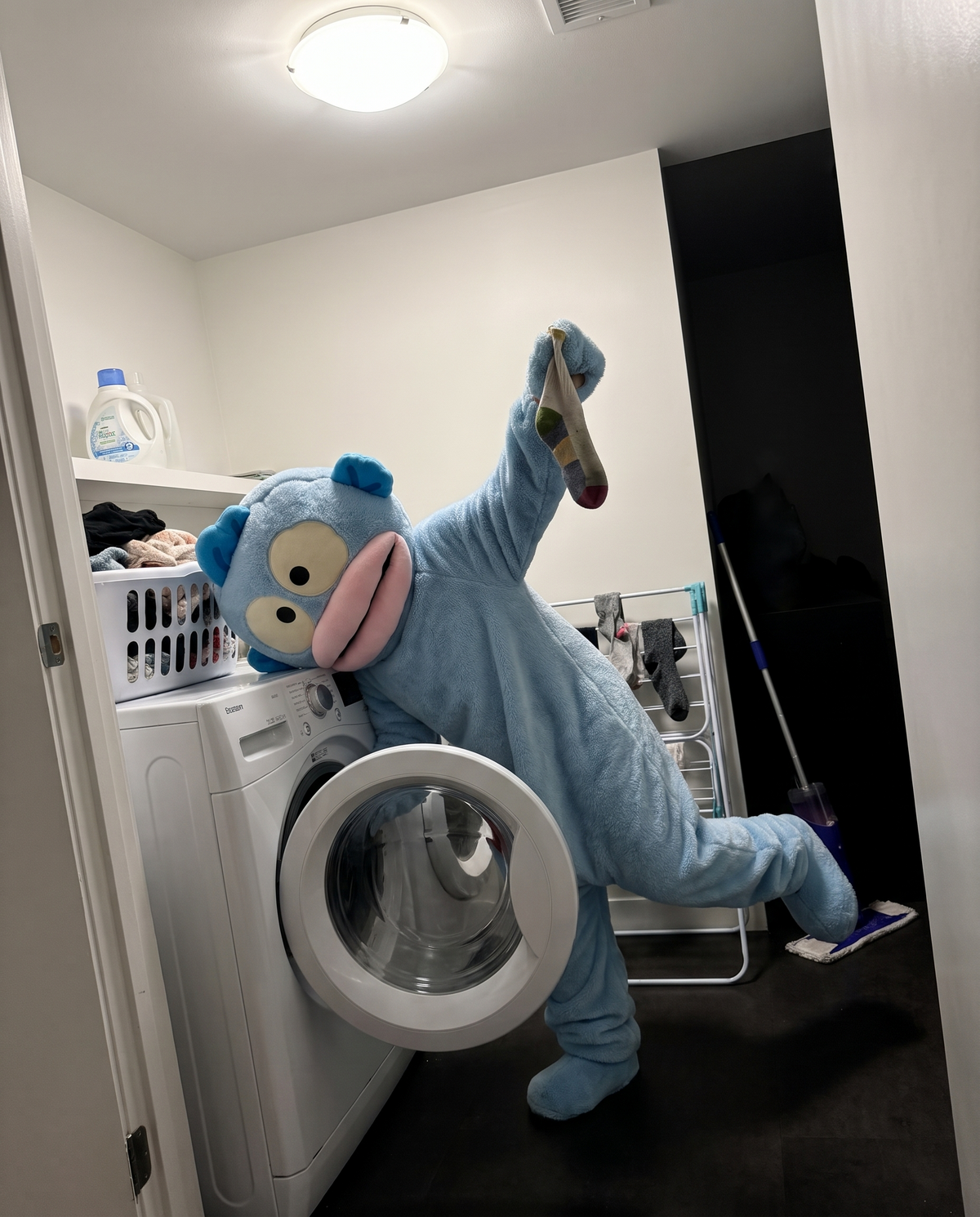CosyBoo pyjama bleu : en quête d'une chaussette perdue près de la machine à laver