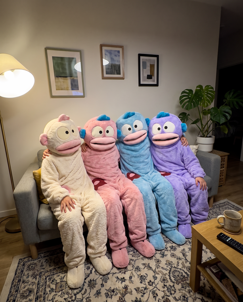 CosyBoo pyjamas crème, rose, bleu et violet : photo de famille sur le canapé