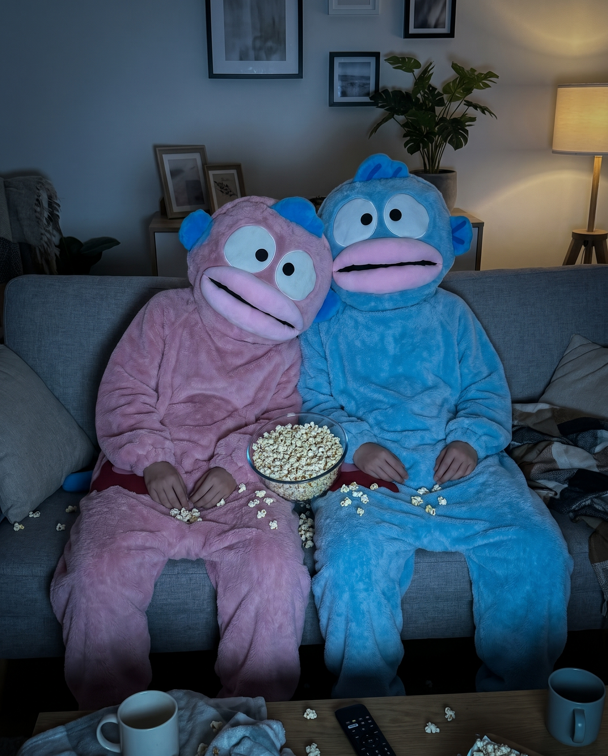 CosyBoo pyjamas rose et bleu : deux amis endormis l'un sur l'autre sur le canapé